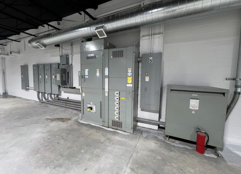 More Photos Of 14050 Oakland St, Highland Park Manufacturing For Sale