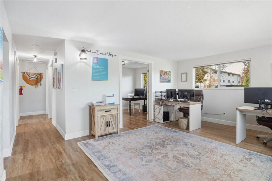 More Photos Of 2115 E 27th St, Vancouver Office For Sale