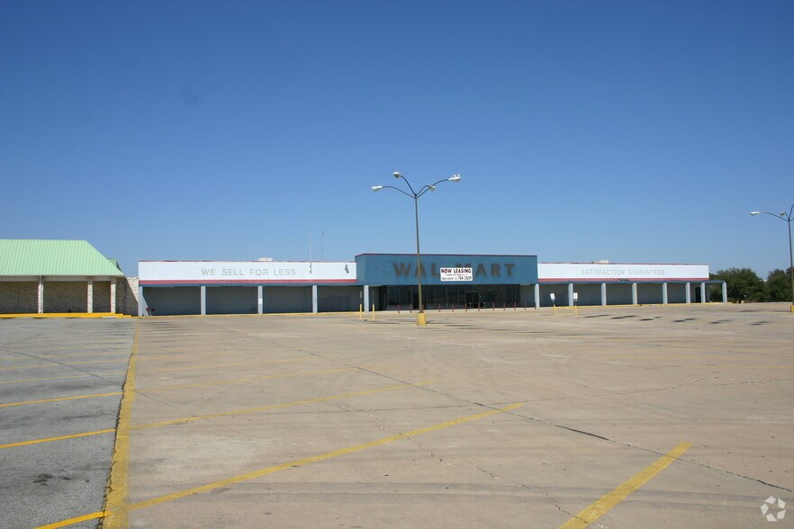 More Photos Of 1500 W Cameron Ave, Rockdale General Retail For Lease