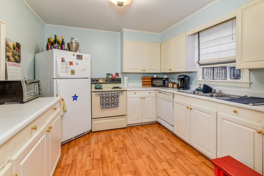 More Photos Of 145 Melrose Ave, Tryon Apartments For Sale
