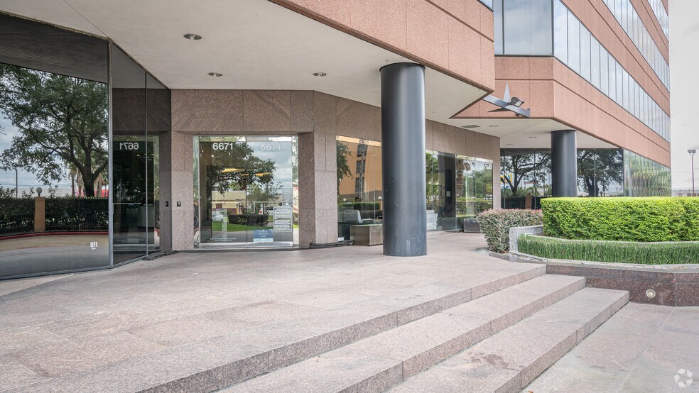 More Photos Of 6671 Southwest Fwy, Houston Office For Lease