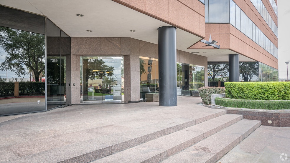 More Photos Of 6671 Southwest Fwy, Houston Office For Lease
