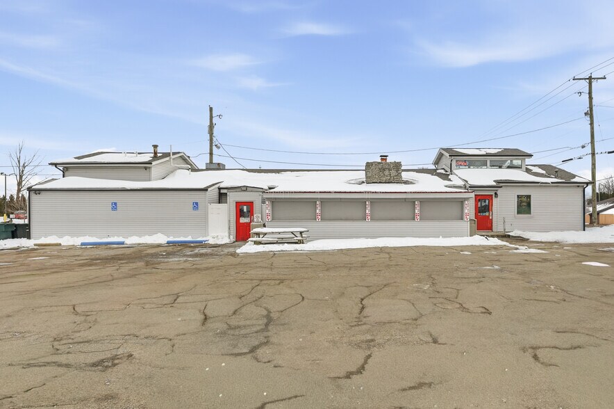 More Photos Of 3823 N Broadway Ave, Muncie Bar For Sale