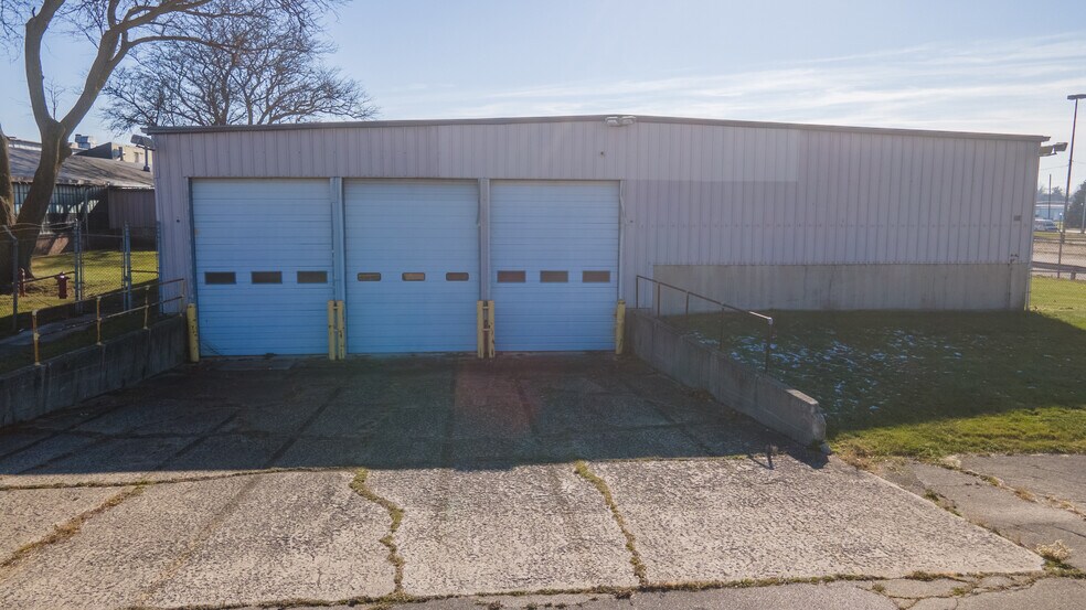 More Photos Of 1900 Pleasant St, Dekalb Manufacturing For Lease