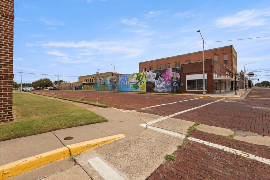 More Photos Of 201 N 3rd St, Ponca City Apartments For Sale