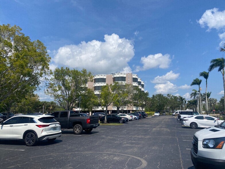 More Photos Of 720 Goodlette Rd N, Naples Medical For Lease