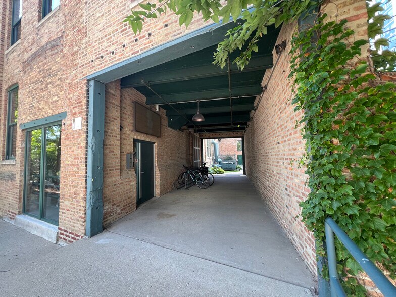 More Photos Of 848 W Eastman St, Chicago Loft Creative Space For Lease