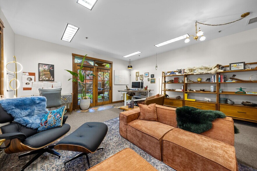 More Photos Of 750 Buckaroo Trl, Sisters Office For Sale