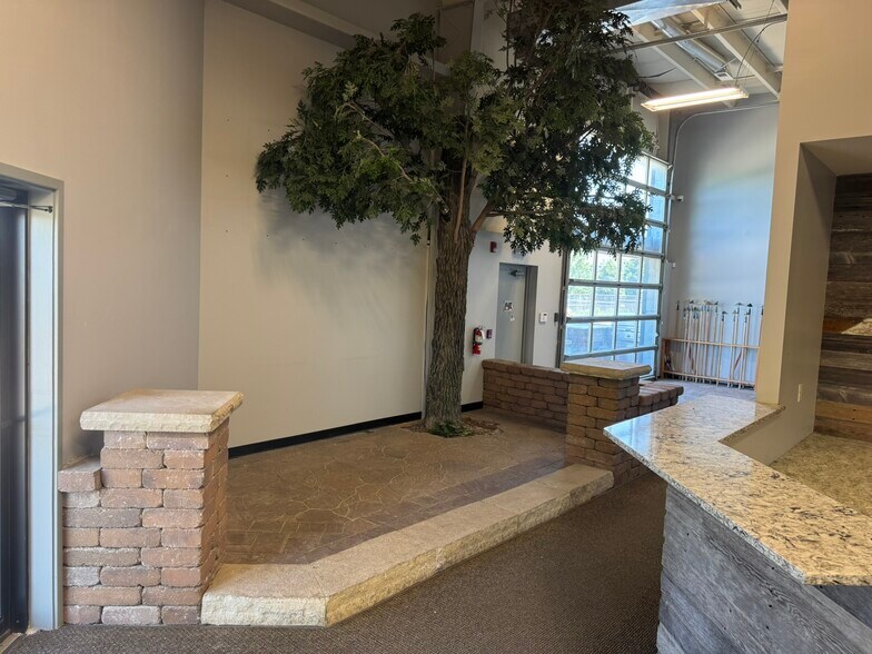 More Photos Of 16180 Laurel St, Waukee Flex For Lease
