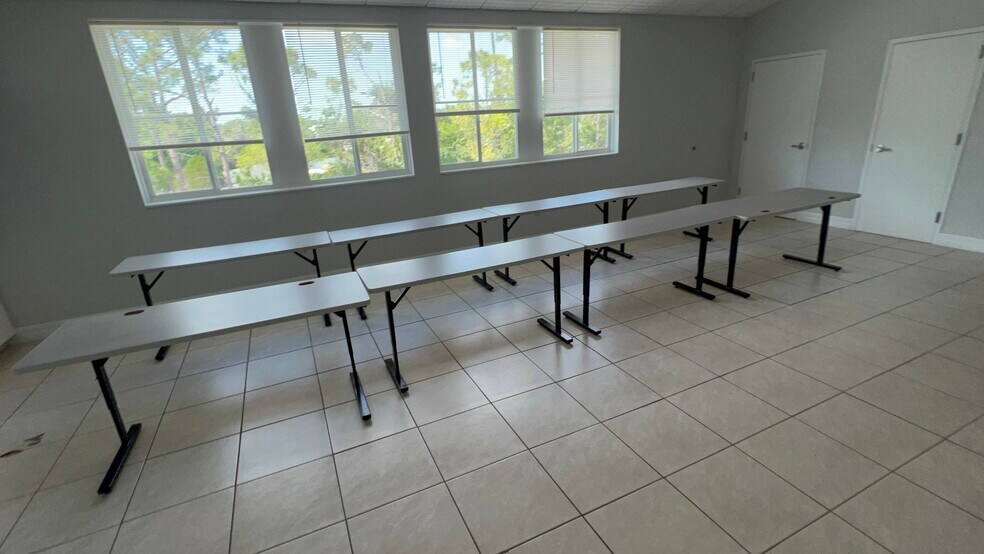 More Photos Of 4940 Bayline Dr, North Fort Myers Warehouse For Lease