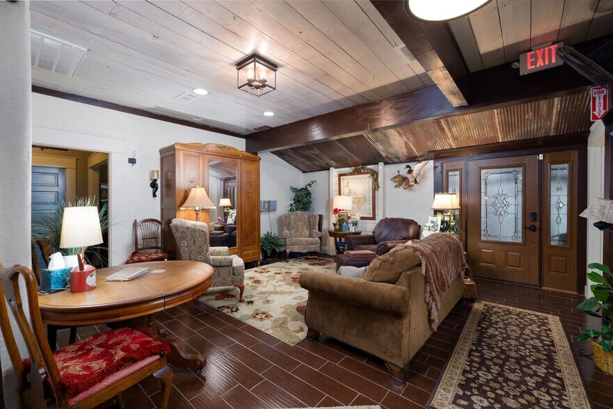 More Photos Of 504 Tivy St, Kerrville Flex For Sale