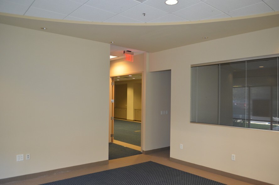 More Photos Of 4170 Lafayette Center Dr, Chantilly Light Distribution For Sale