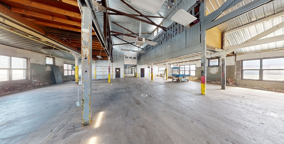 More Photos Of 5764 Wheeler Rd, Indianapolis Showroom For Lease