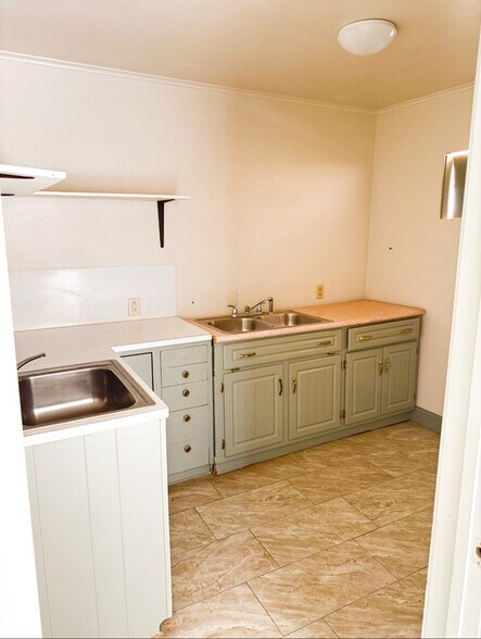 More Photos Of 308 Avenue B, Andrews Office For Sale
