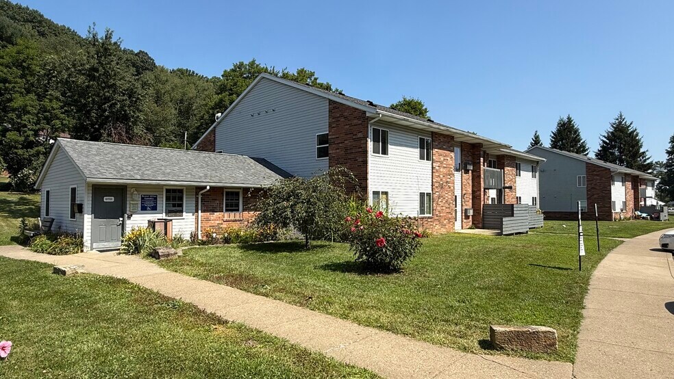 More Photos Of 432 McConnell St, Uhrichsville Apartments For Sale