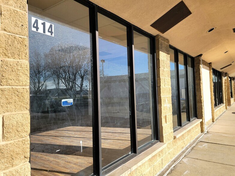 More Photos Of 410-416 W Higgins Rd, Schaumburg Storefront Retail Office For Lease