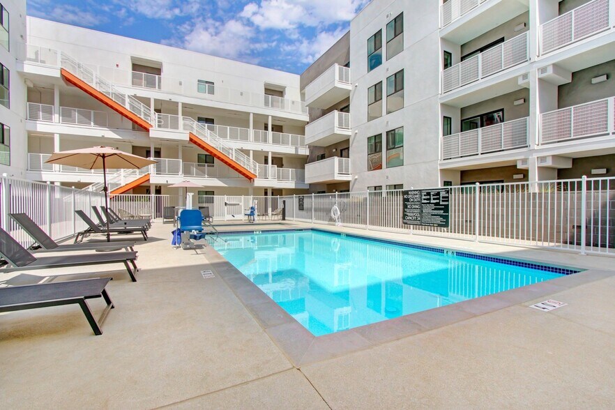 More Photos Of 6625 Reseda Blvd, Reseda Apartments For Lease