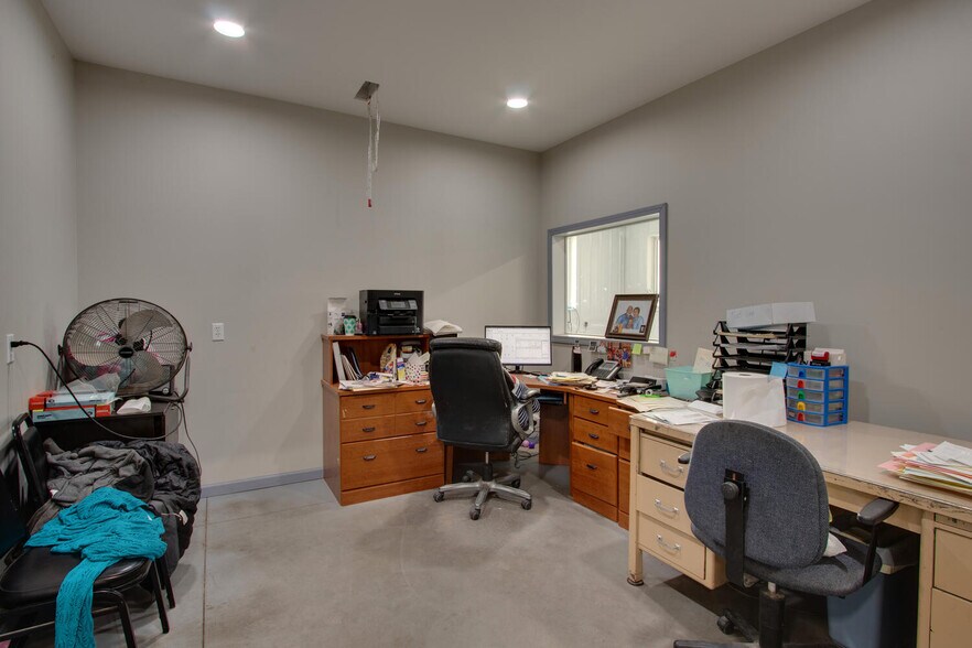 More Photos Of 25137 Outer Road 27, Wayland Auto Repair For Lease