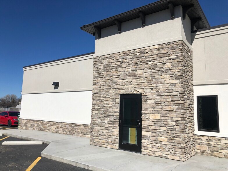 More Photos Of 1619 N Whitley Dr, Fruitland Restaurant For Lease