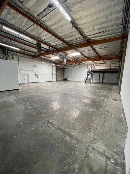 More Photos Of 19428-19434 Business Center Dr, Northridge Warehouse For Lease