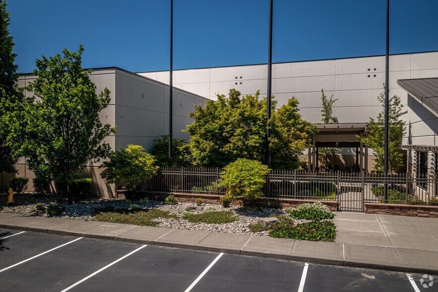 More Photos Of 4175 Pioneer Ave, Dupont Distribution For Lease