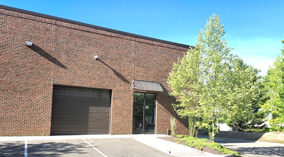 More Photos Of 1560-1578 Oakbridge Dr, Midlothian Light Distribution For Lease