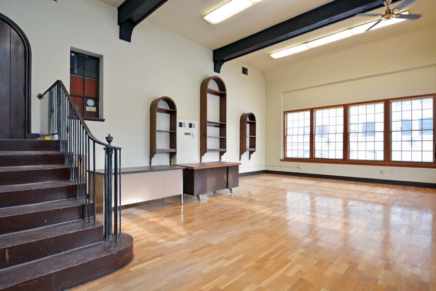 More Photos Of 2345 W University Ave, Saint Paul Warehouse For Lease