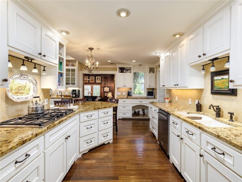 More Photos Of 915 E Cameron Ave, Rockdale Hotel For Sale