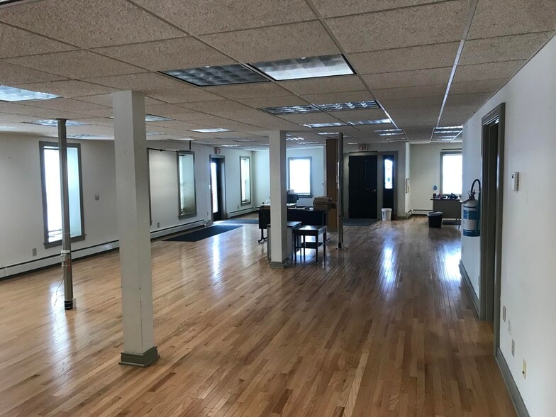 More Photos Of 11 Maple Ave, Hamilton Office For Lease