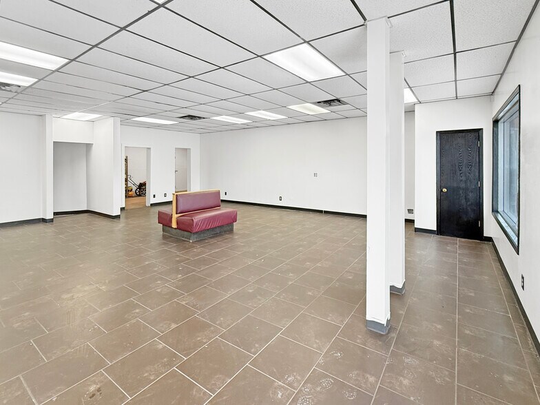 More Photos Of 2920-2926 Merle Hay Rd, Des Moines Storefront For Lease