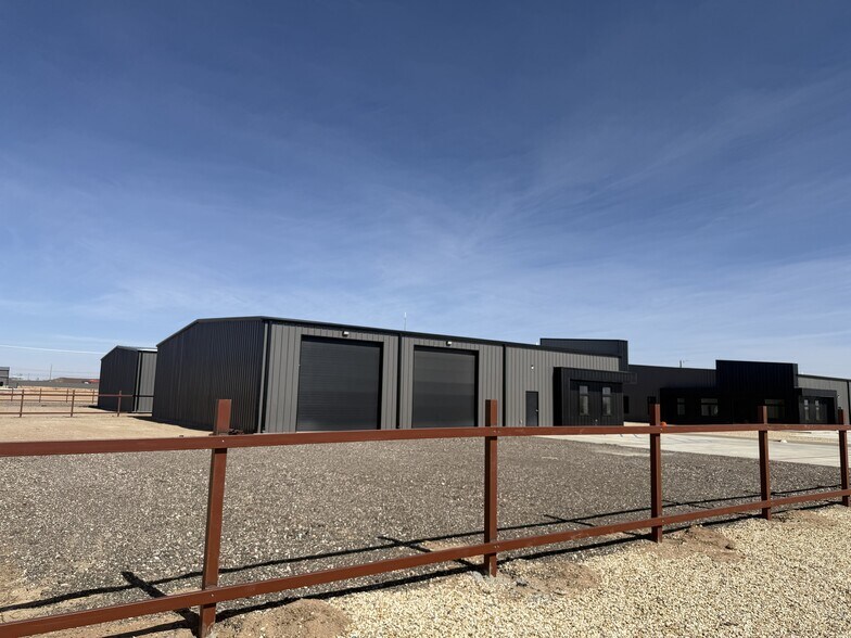 More Photos Of 3204 118th St, Lubbock Flex For Lease