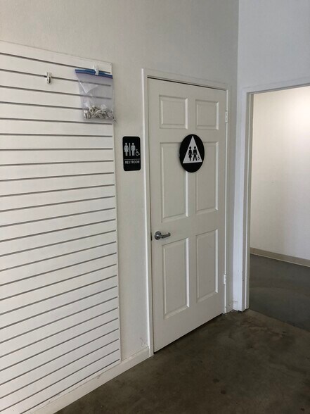 More Photos Of 2351 Lincoln Ave, Altadena Storefront For Lease