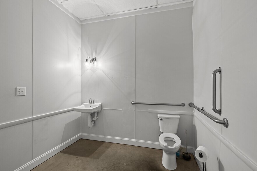 More Photos Of 1305 Arendell, Morehead City Storefront Retail Office For Lease