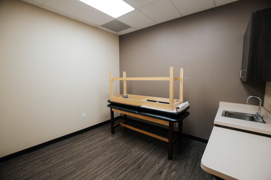 More Photos Of 9870 N Gateway Blvd, El Paso Office For Lease