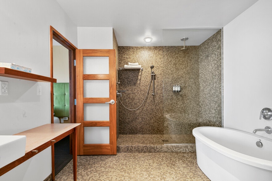 More Photos Of 1314 W Grove St, Boise Hotel For Sale