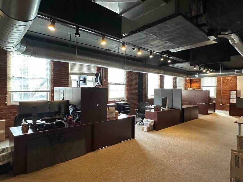 More Photos Of 407 Broad St, Chattanooga General Retail For Lease