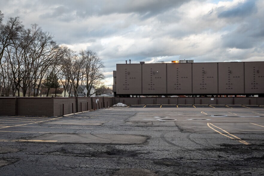 More Photos Of 3490 12 Mile Rd, Berkley General Retail For Sale