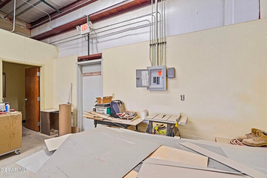 More Photos Of 109 Seneca Dr, El Paso Warehouse For Sale