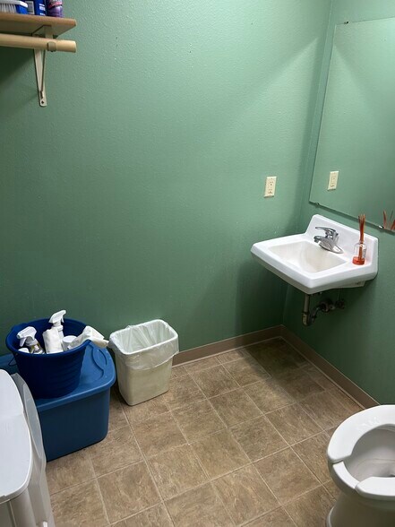 More Photos Of 815 N Main St, Oregon Freestanding For Lease