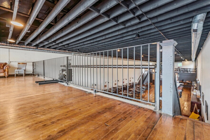 More Photos Of 415 S Thompson Ave, Excelsior Springs Bar For Sale