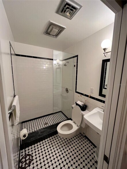 More Photos Of 1200 W Lake Otis Dr Se, Winter Haven Specialty For Sale