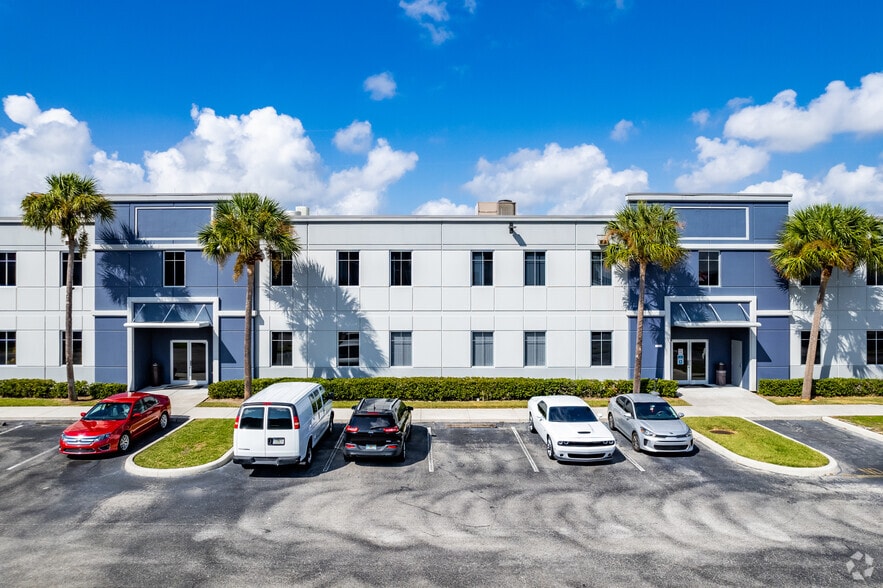 More Photos Of 3700 Commerce Blvd, Kissimmee Flex For Lease