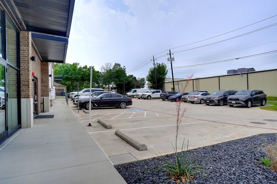 More Photos Of 409 N Oak St, Roanoke Storefront Retail Office For Lease