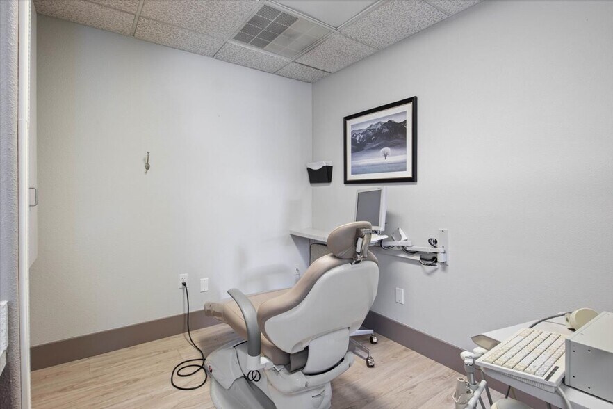 More Photos Of 19230 SE McLoughlin Blvd, Gladstone Medical For Sale