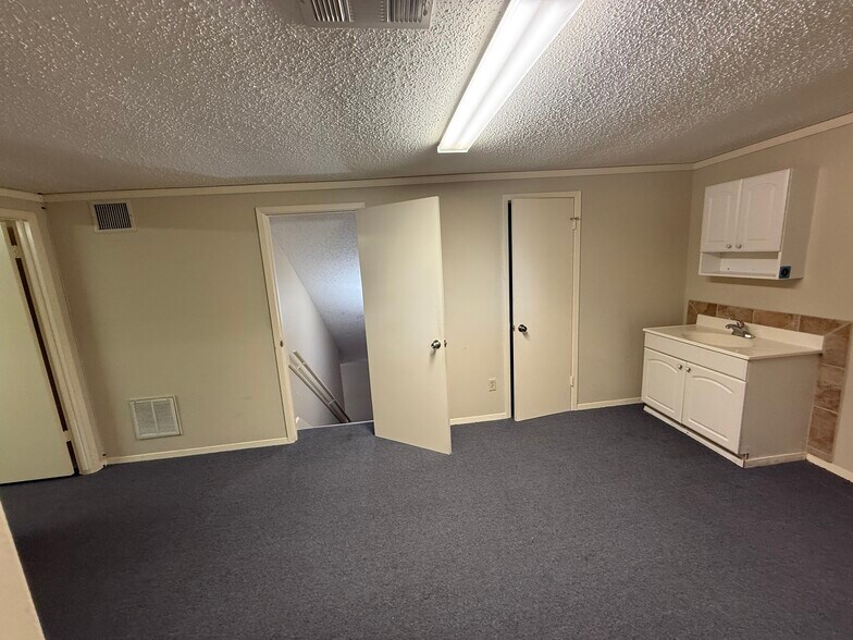 More Photos Of 6910 Bellaire Blvd, Houston Office Residential For Lease
