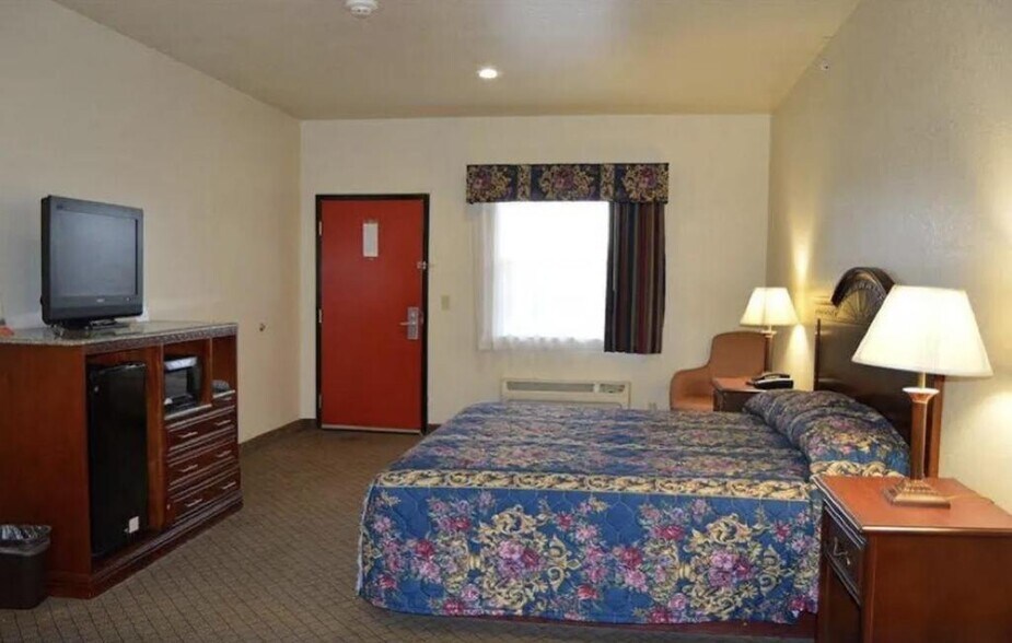 More Photos Of 901 S Garfield St, Kiowa Hotel For Sale