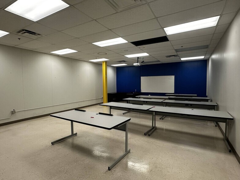 More Photos Of 500 Grand Ave, Joplin Flex For Lease
