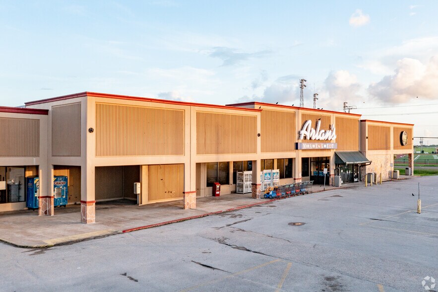 Primary Photo Of 301-327 S Brazosport Blvd, Freeport Storefront For Lease