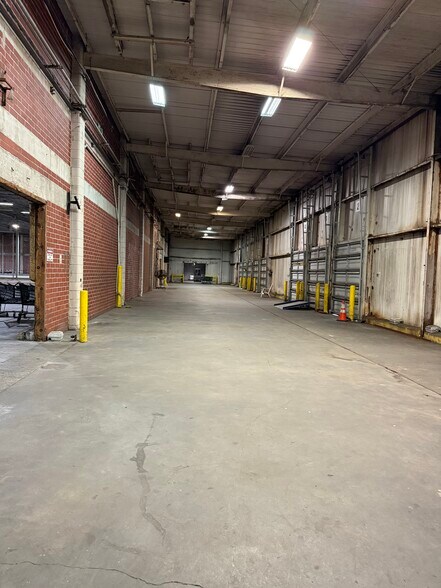 More Photos Of 5024 Uceta Rd, Tampa Distribution For Lease