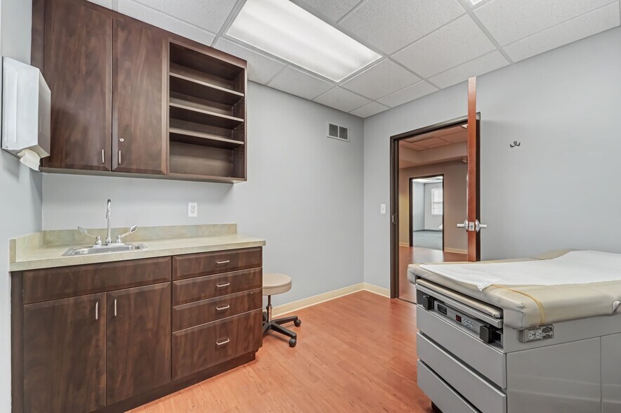 More Photos Of 2950 Crooks Rd, Rochester Hills Healthcare For Lease